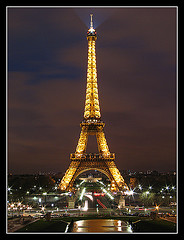 Torre Eiffel fuera de la hora azul