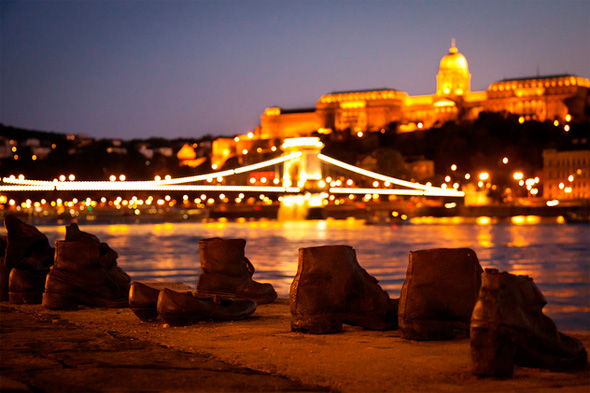 Zapatos al Danubio de noche