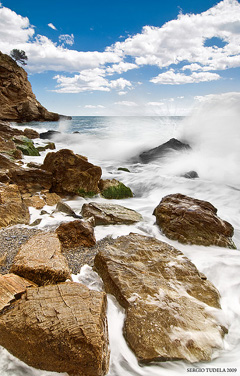 playa con rocas