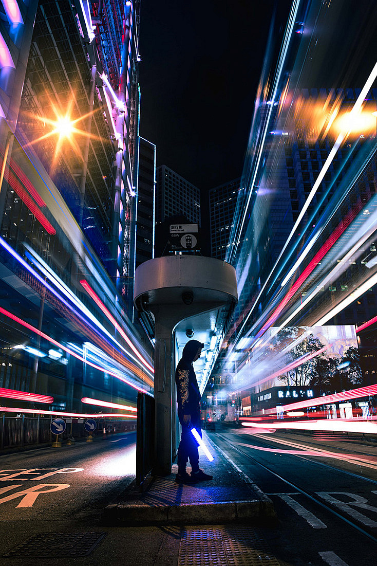 Luces De Los Autos En La Noche, Luces De La Calle, Carretera Nocturna,  Ciudad, Fotografía De Larga Exposición, Camino Nocturno, Bandas De Colores  De Senderos De Luz Roja En El Fondo De