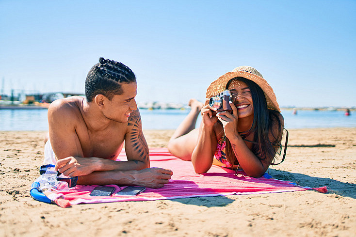 Los trucos definitivos para poner la sombrilla de playa sin que se