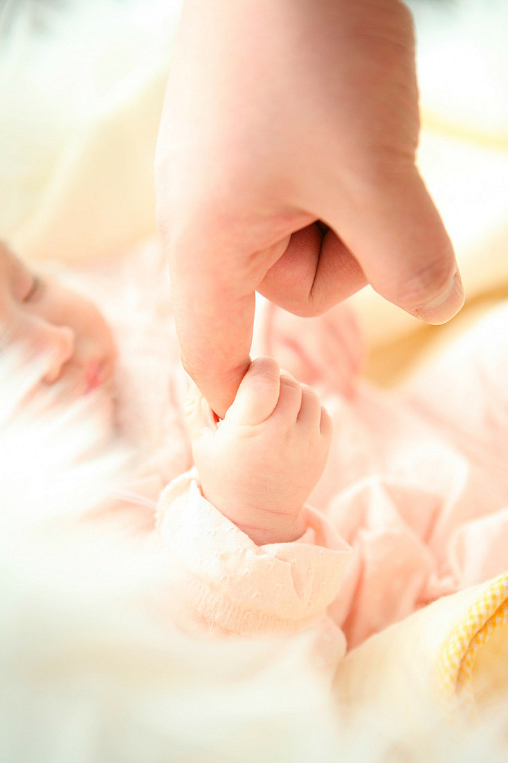 foto de un bebé que se agarra a un dedo