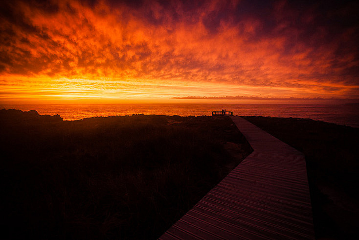 El cielo estaba completamente nublado, sin embargo, por el horizonte estaba despejado, por lo que el sol iluminó todo el manto de nubes.