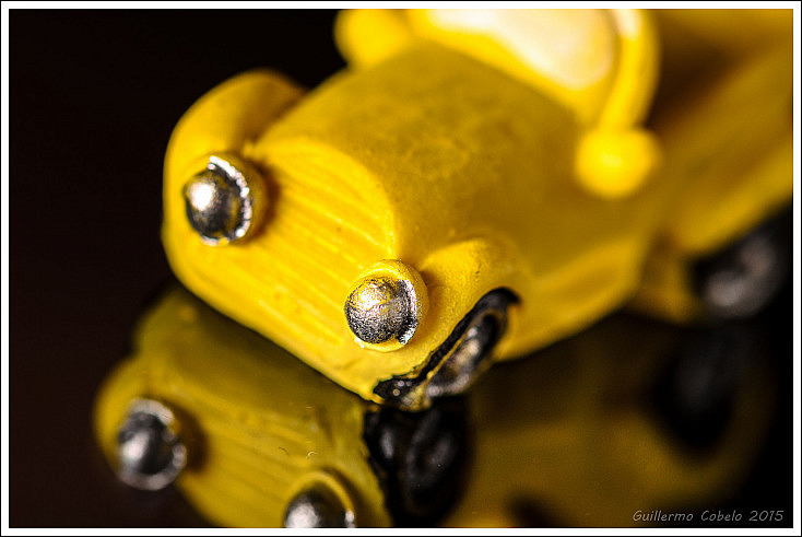 Regalo del roscón de reyes. Coche en miniatura fotografiado sobre un teléfono móvil con un objetivo macro y un flash rebotado a la pared situada a mi espalda y techo