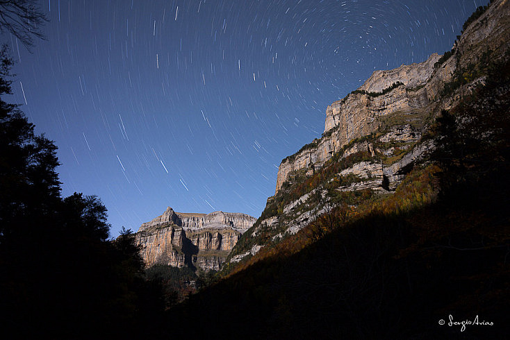 Gracias a la luna las paredes de las montañas están iluminadas