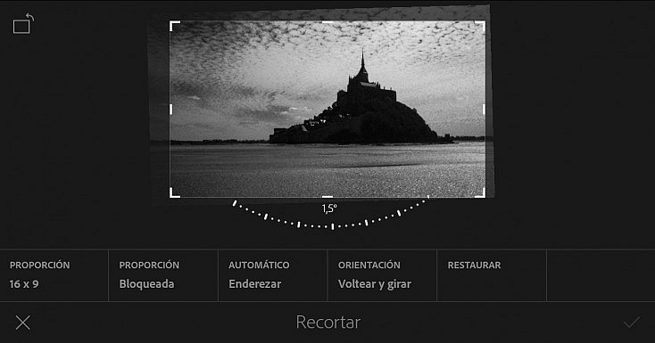 La herramienta Recortar también sirve para enderezar una fotografía torcida.