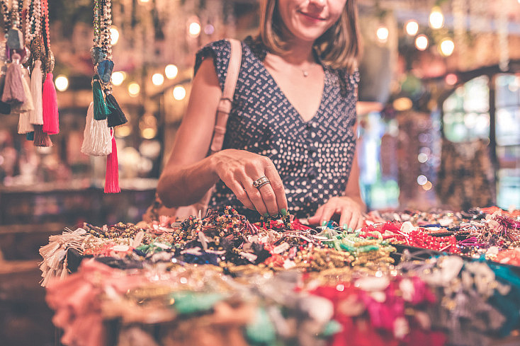 mercado-accesorios-enfoque-profundidad-d