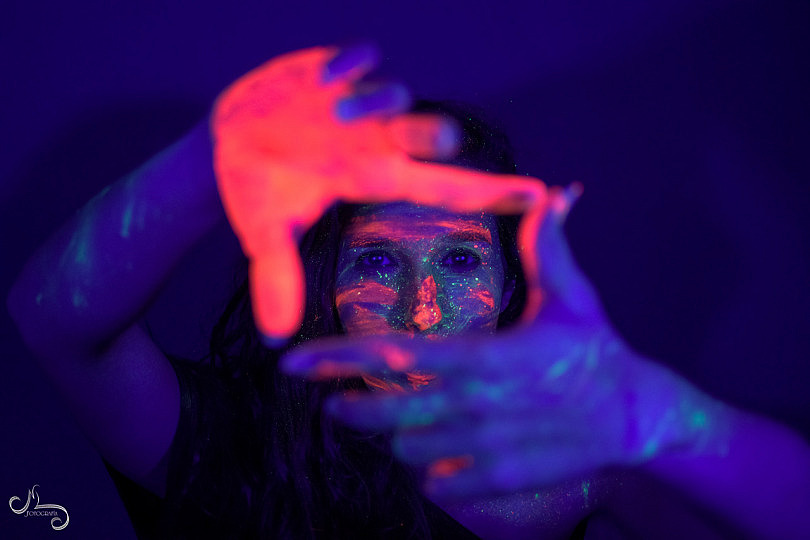 Sesión de Retrato con Luz Negra y Maquillaje Fluorescente