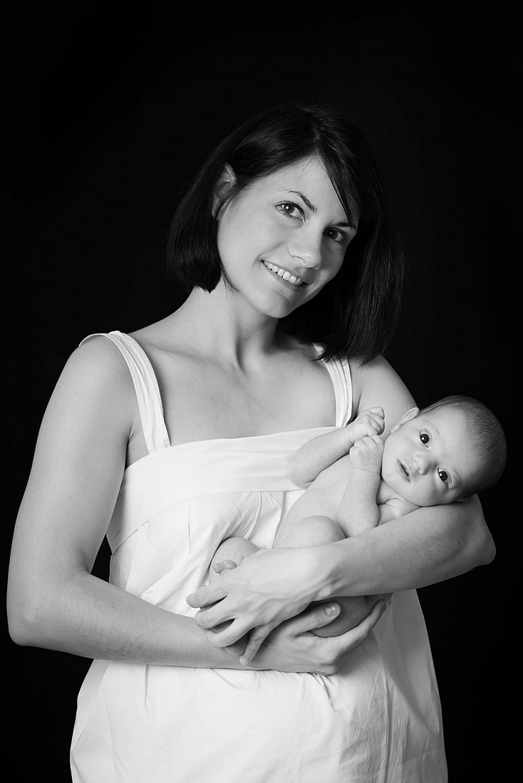 Madre orgullosa con su hija recién nacida