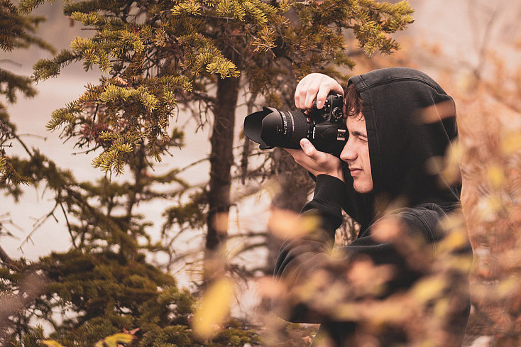 Fotógrafo escondido para pasar desapercibido en la toma