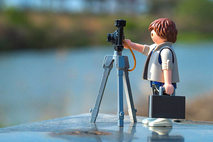 Playmobil fotógrafo con un trípode