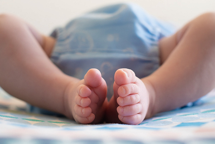 Fotografía de un recién nacido, detalle en los pies