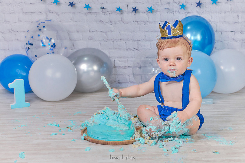 Bebé Celebra 1 Año Con Pastel Y Globos Feliz Cumpleaños De Niños